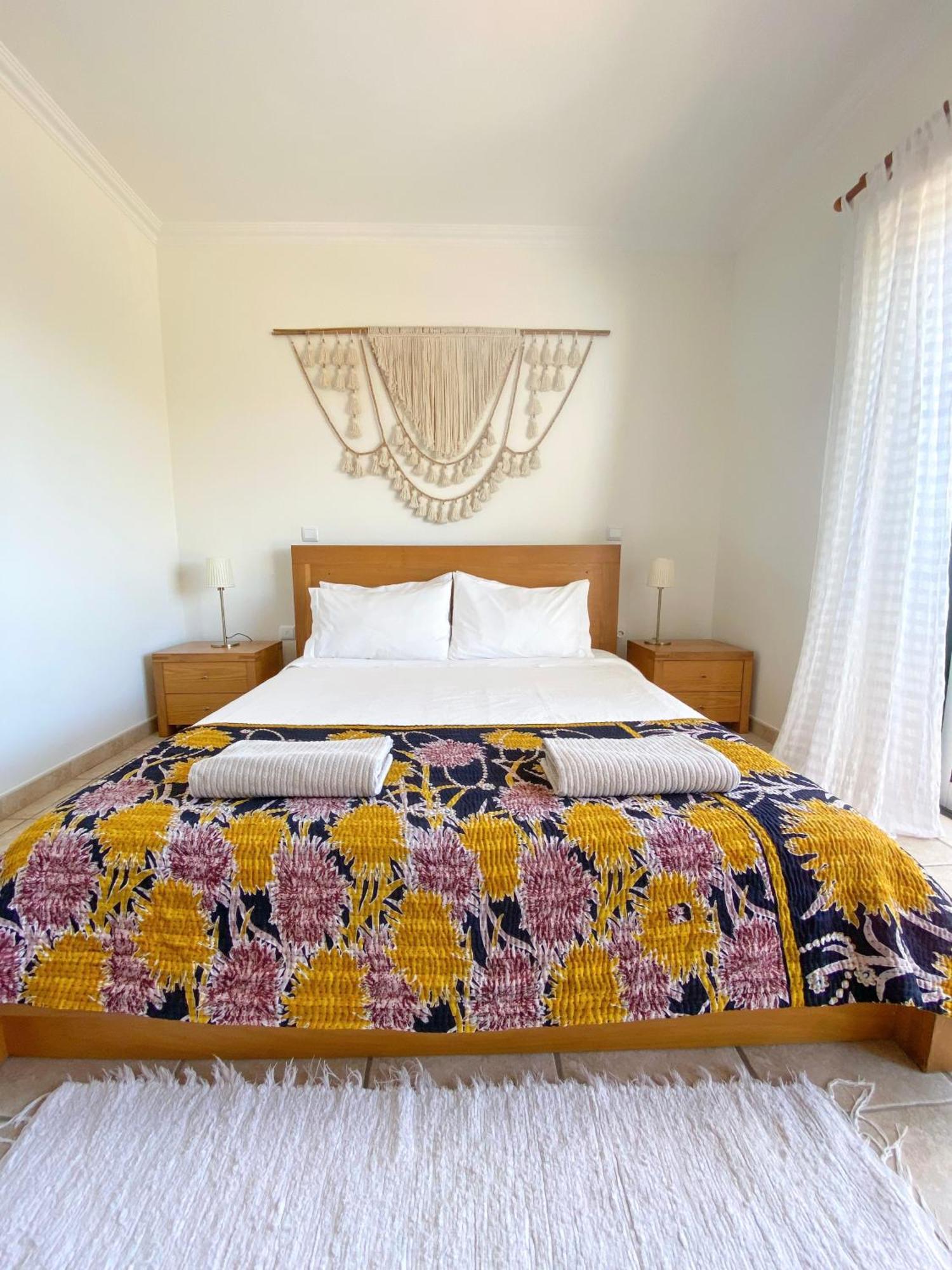 בורגאו Casa Lua Guesthouse מראה חיצוני תמונה