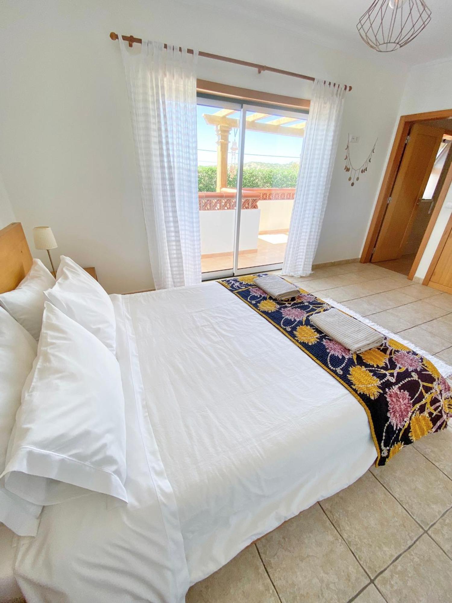 בורגאו Casa Lua Guesthouse מראה חיצוני תמונה